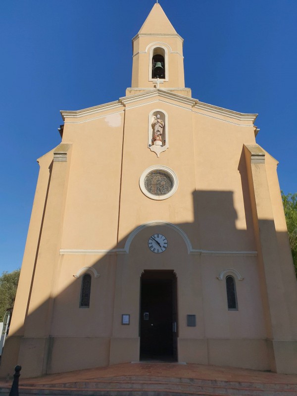 Rafraîchissement d une église à Hyères presqu'île de Giens par deux climatisations réversibles.