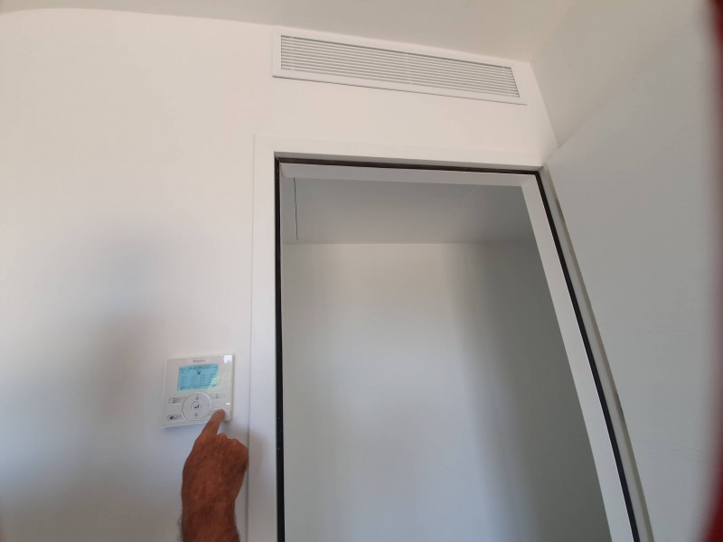 installation pompe à chaleur air air daikin gainable dans une maison architecte Hyeres Giens
